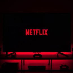 Création contenu sur Netflix en croissance pour répondre à l'intensification de la concurrence